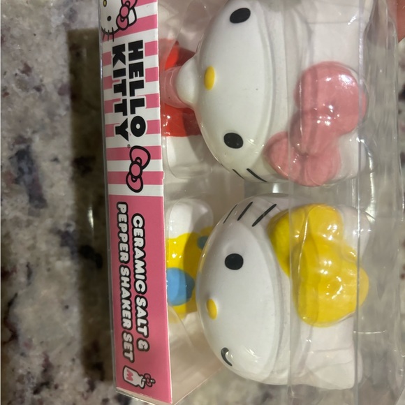 Hello Kitty Salt & Pepper Shakers nwt - Picture 3 of 4